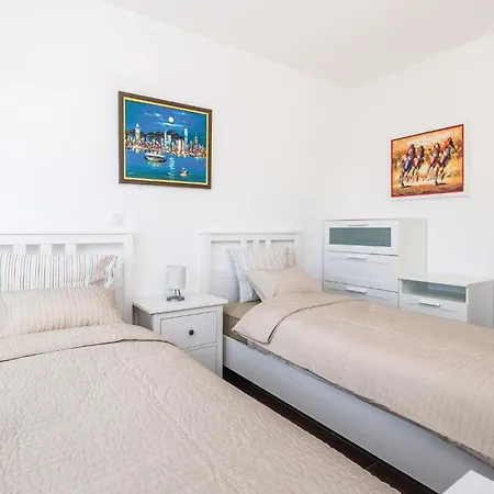 Lovely In With Kitchen Apartment *