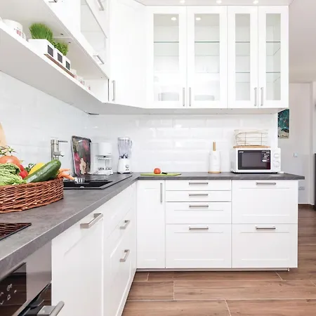 Lovely In With Kitchen Apartment *